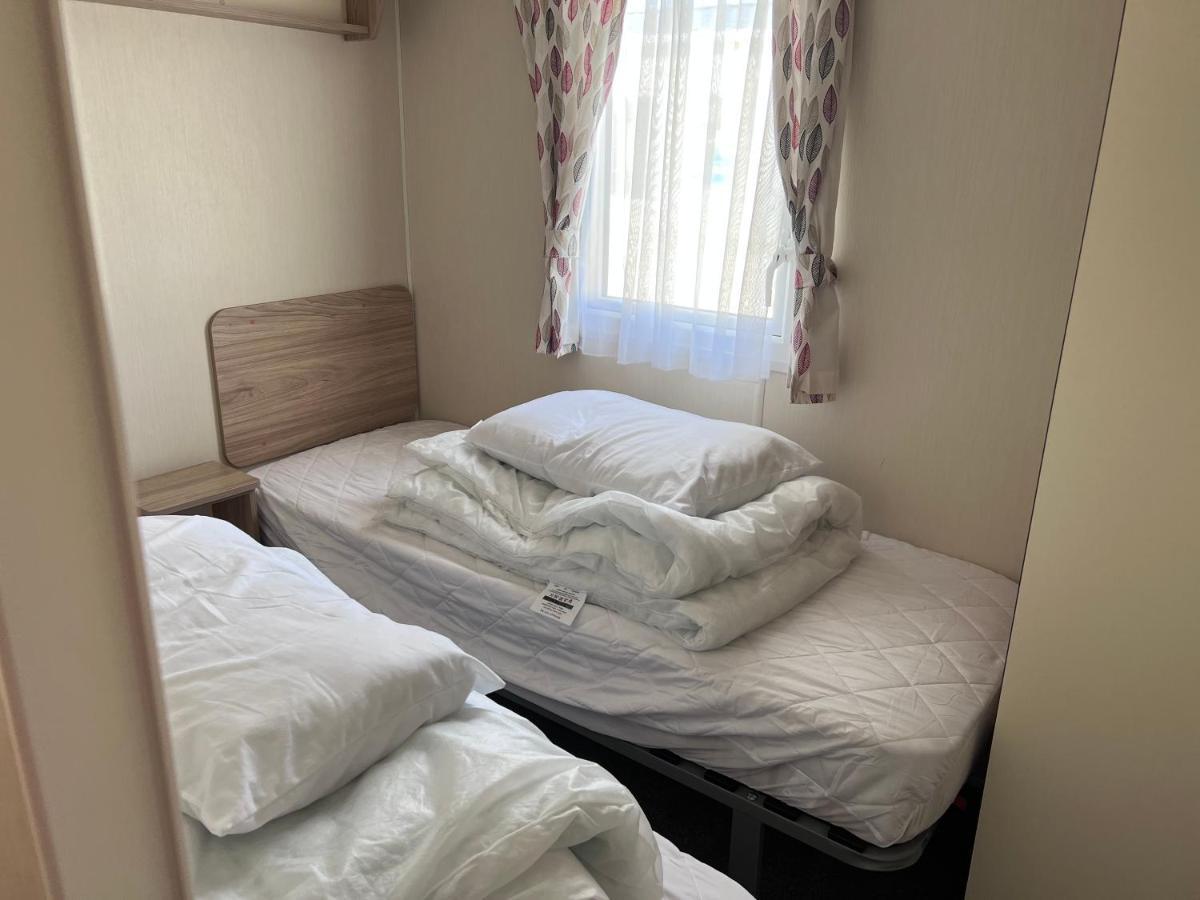 Pg173 Golden Palm Resort 6 Berth Caravan With Decking Чапъл Сейнт Лионардс Екстериор снимка