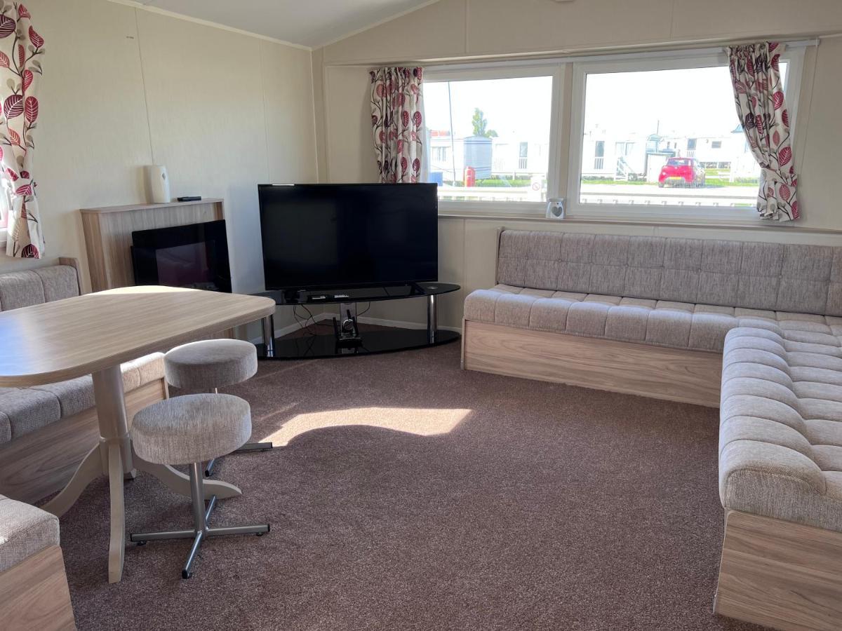 Pg173 Golden Palm Resort 6 Berth Caravan With Decking Чапъл Сейнт Лионардс Екстериор снимка